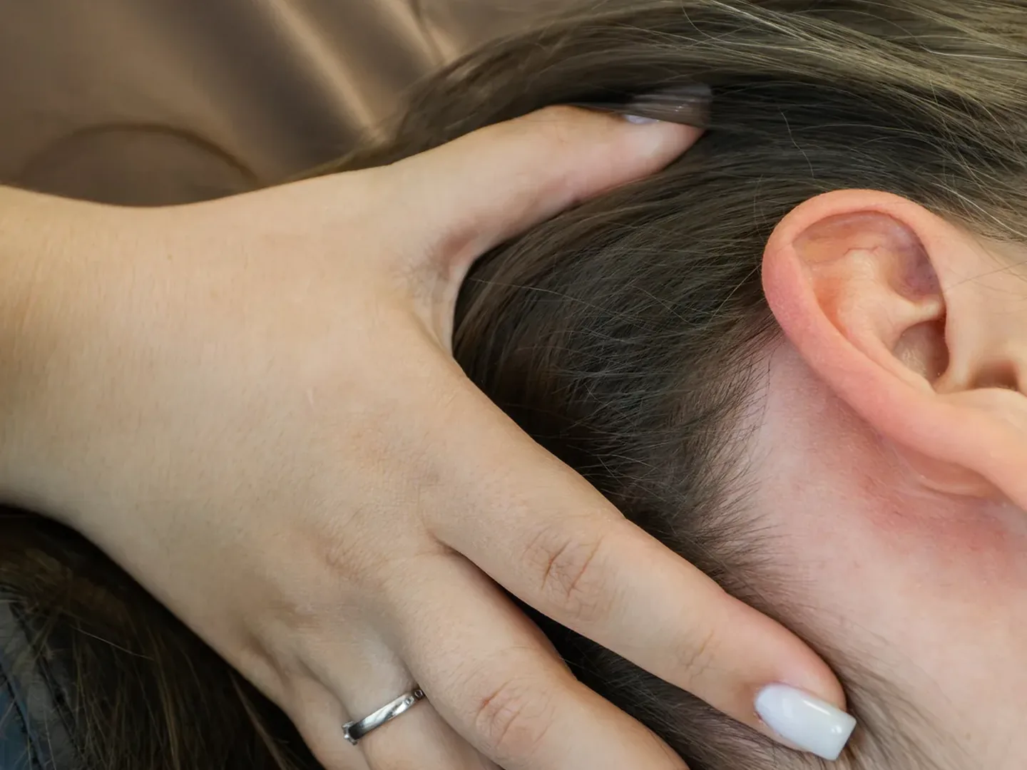 Neuromasaż trychologiczny: manualny masaż skóry głowy